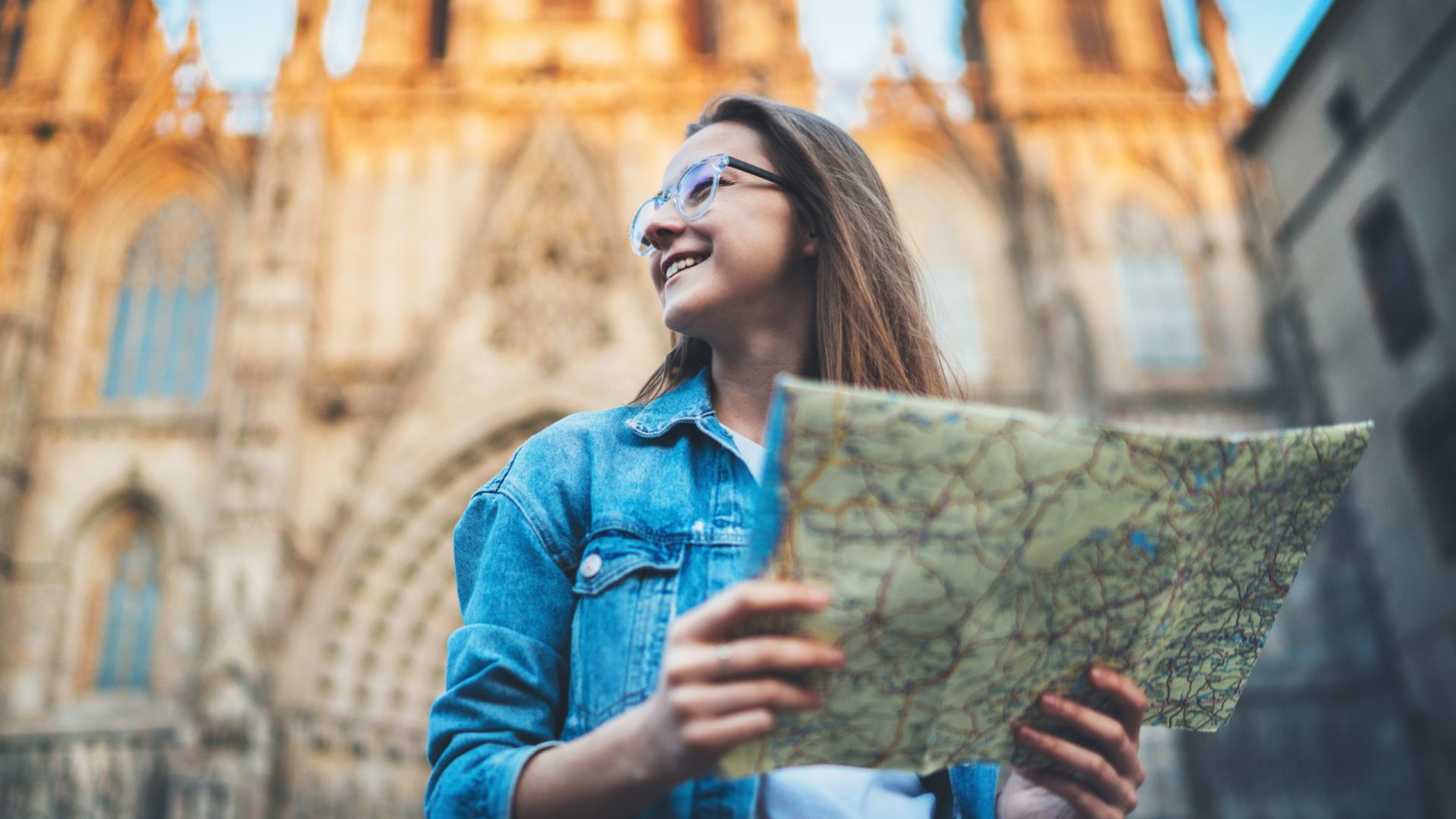 Happy,Smiling,Young,Woman,Exploring,Historical,Landmarks,Of,Barcelona,,Happy